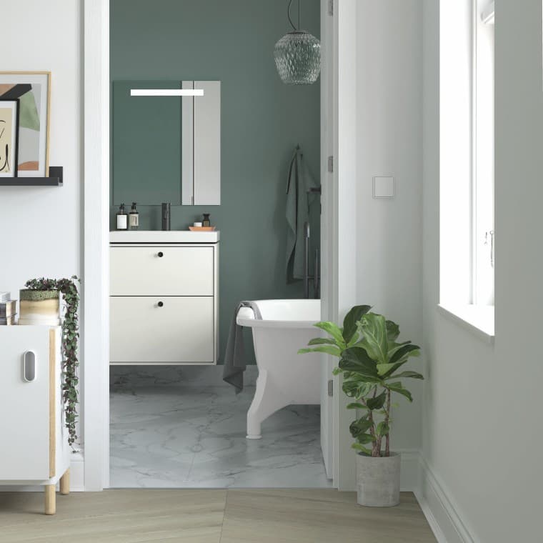 Ifö Sense Art badeværelsesmøbler og Caribia fritstående badekar Ifö Sense Art badeværelsesmøbler og Caribia fritstående badekar