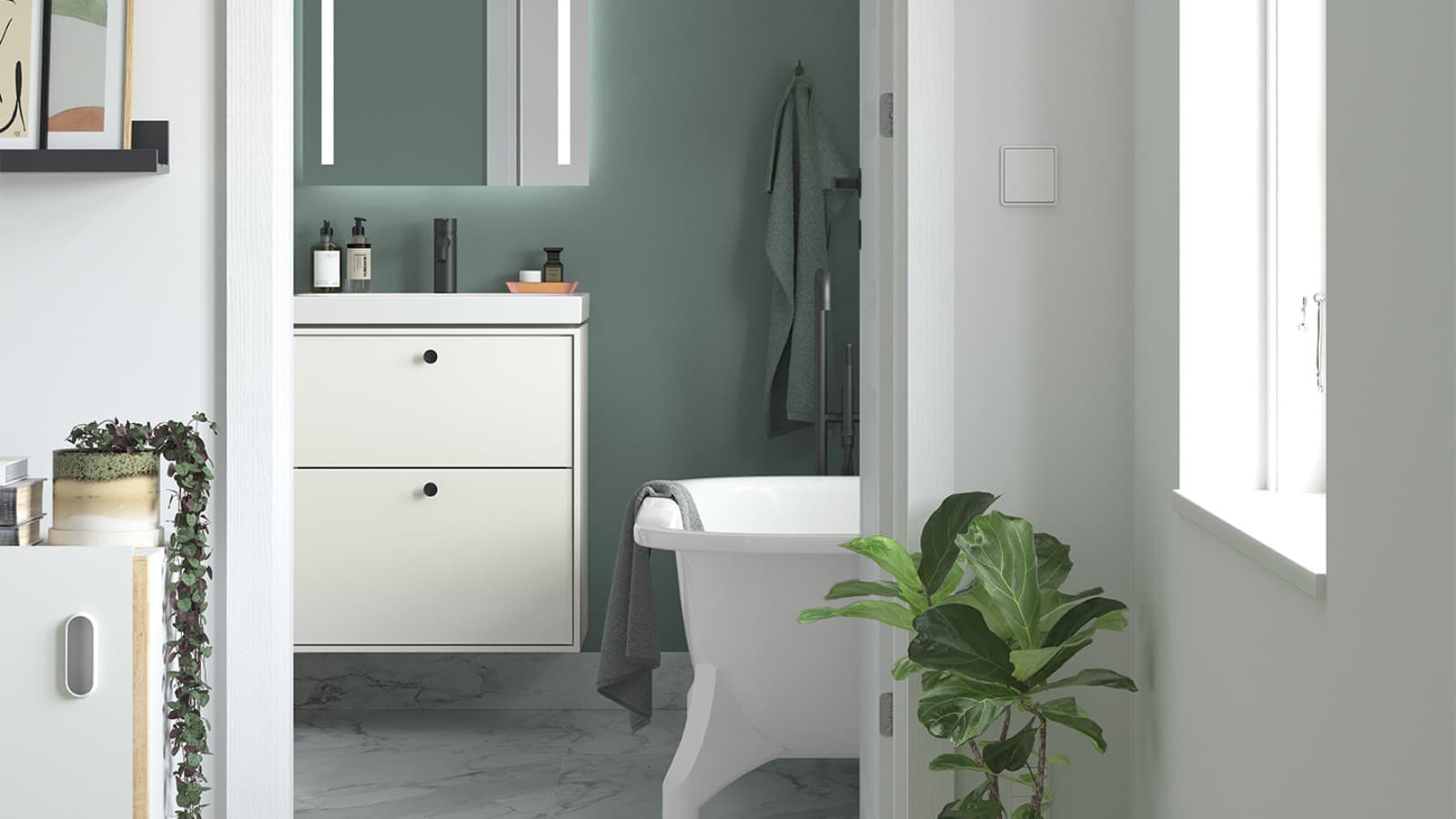 Ifö badeværelse med badekar og grønne vægge Ifö badeværelse med badekar og grønne vægge